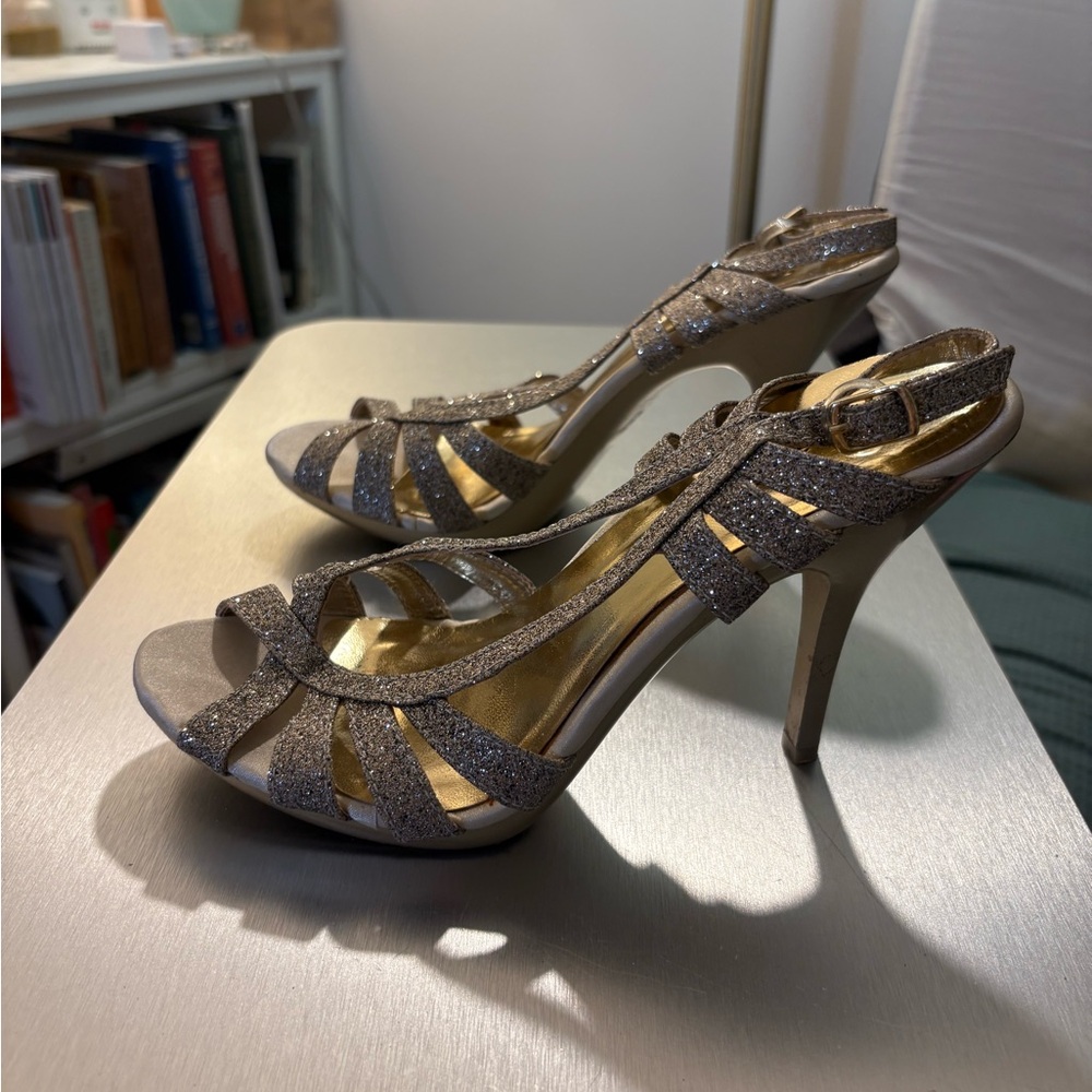 Fabulous Holiday Party Shoes! Gen E Ration Gold Glitter Heels - Picture 6 of 6